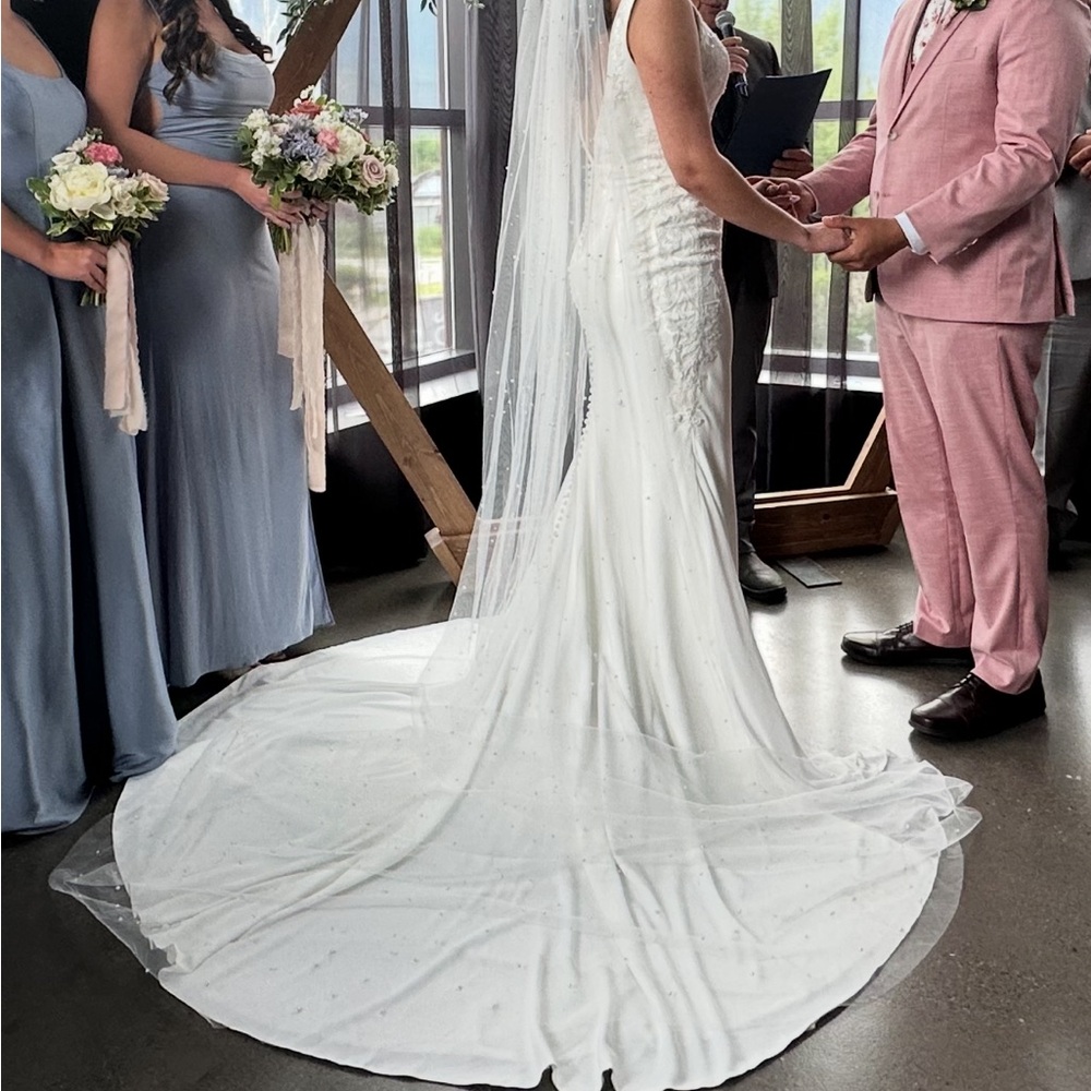 Cathedral-Length Scattered Pearl Veil